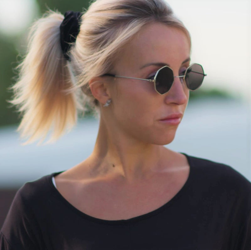 side shot girl wearing octagon shape frame sunglasses size black UV 400 SOLFUL Ibiza