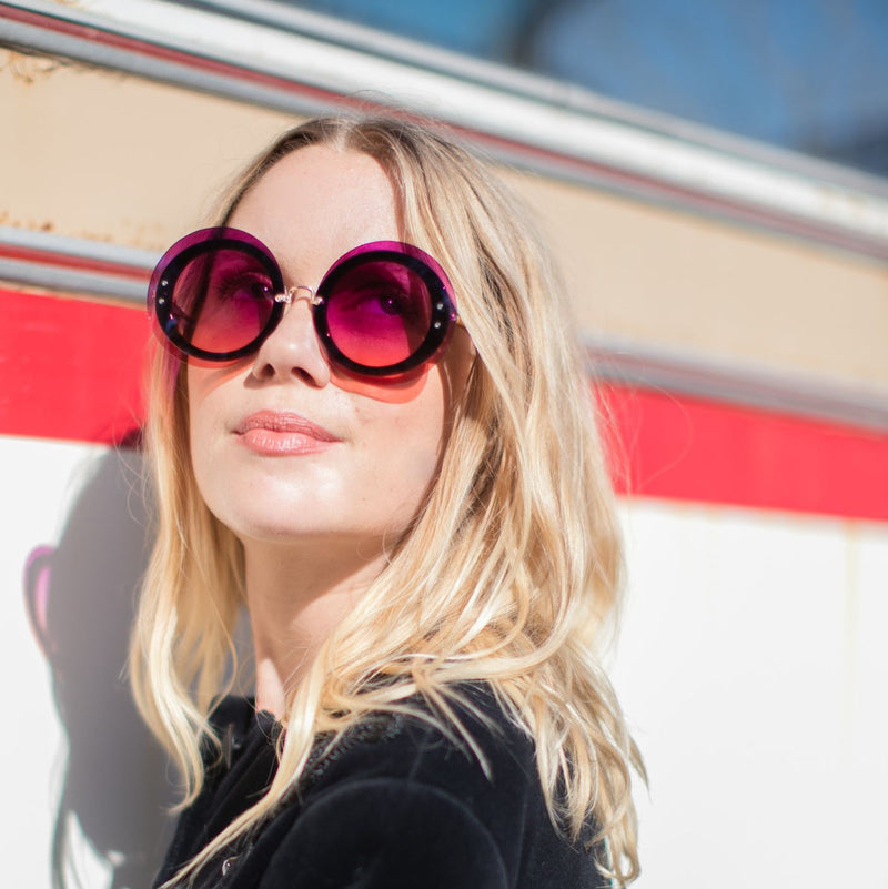 blonde girl wear SOLFUL Ibiza sunglasses MYSTIQUE round oval 60s metal frame UV 400 pink lens 