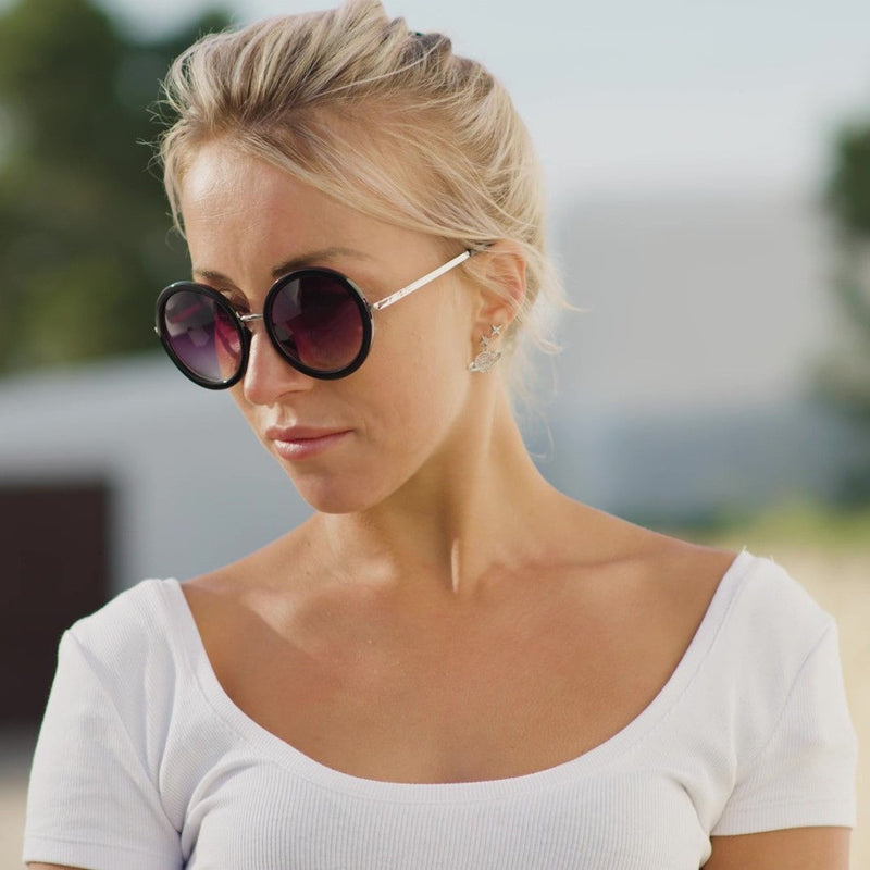 blonde woman wear big round SOLFUL Ibiza sunglasses UV 400 lens black oversize rim