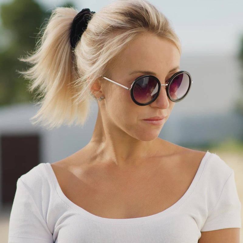 women model wearing SOLFUL Ibiza oversized sunglasses round style metal